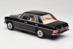 Mercedes 220D W115 Črn MCG 1:18 MCG18117 Kovina – slika 5 od 6