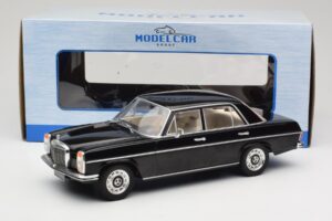 Mercedes 220D W115 Črn MCG 1:18 MCG18117 Kovina – slika 6 od 6