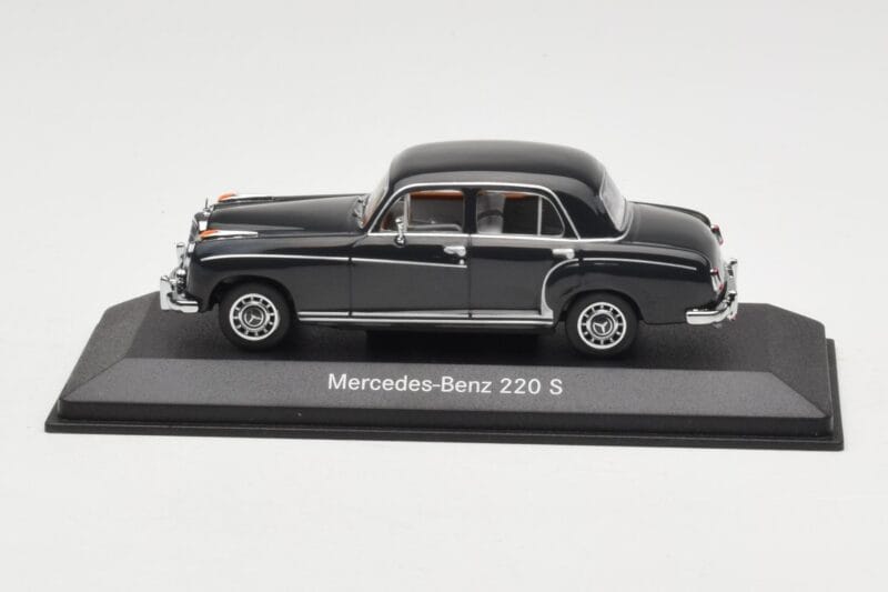 Mercedes 220S W180 Svetlosiva Minichamps 1:43 B66040534 Kovina
