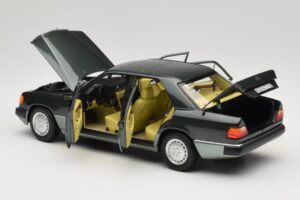 Mercedes 230E W124 Night Green Metallic Norev 1:18 183952 Kovina – slika 5 od 8