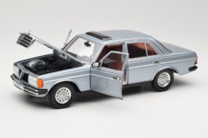 Mercedes 230E W123 Srebrna & Svetlomodra Revell 1:18 08407 Kovina – slika 2 od 8