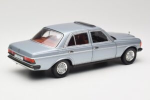 Mercedes 230E W123 Srebrna & Svetlomodra Revell 1:18 08407 Kovina – slika 3 od 8