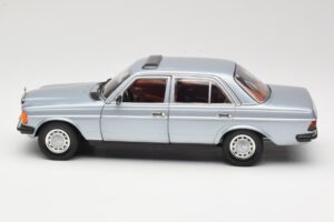 Mercedes 230E W123 Srebrna & Svetlomodra Revell 1:18 08407 Kovina – slika 4 od 8