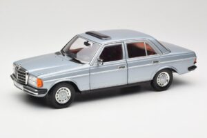 Mercedes 230E W123 Srebrna & Svetlomodra Revell 1:18 08407 Kovina