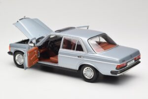 Mercedes 230E W123 Srebrna & Svetlomodra Revell 1:18 08407 Kovina – slika 5 od 8