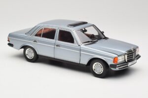 Mercedes 230E W123 Srebrna & Svetlomodra Revell 1:18 08407 Kovina – slika 6 od 8