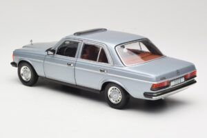 Mercedes 230E W123 Srebrna & Svetlomodra Revell 1:18 08407 Kovina – slika 7 od 8
