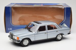 Mercedes 230E W123 Srebrna & Svetlomodra Revell 1:18 08407 Kovina – slika 8 od 8
