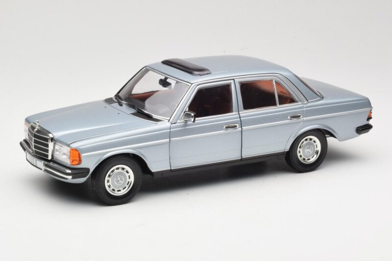 Mercedes 230E W123 Srebrna & Svetlomodra Revell 1:18 08407 Kovina