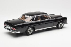 Mercedes 280 SE W111 Coupe Črn AUTOart 1:18 76286 Kovina – slika 3 od 8