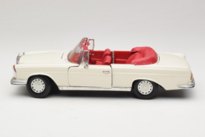 Mercedes 280 SE W108 Bel Maisto 1:18 52111 Kovina – slika 4 od 8