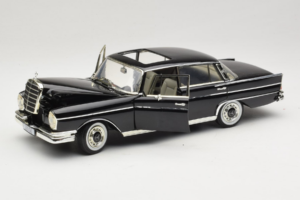 Mercedes 300 SE W112 Black Metallic Revell 1:18 08910 Kovina – slika 2 od 8