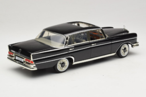 Mercedes 300 SE W112 Black Metallic Revell 1:18 08910 Kovina – slika 3 od 8