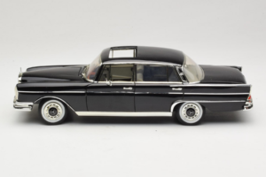 Mercedes 300 SE W112 Black Metallic Revell 1:18 08910 Kovina – slika 4 od 8