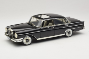 Mercedes 300 SE W112 Black Metallic Revell 1:18 08910 Kovina