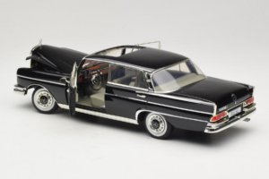 Mercedes 300 SE W112 Black Metallic Revell 1:18 08910 Kovina – slika 5 od 8