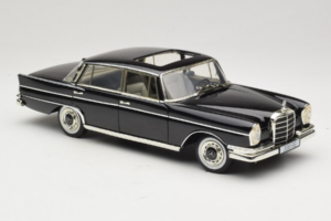Mercedes 300 SE W112 Black Metallic Revell 1:18 08910 Kovina – slika 6 od 8