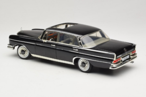 Mercedes 300 SE W112 Black Metallic Revell 1:18 08910 Kovina – slika 7 od 8