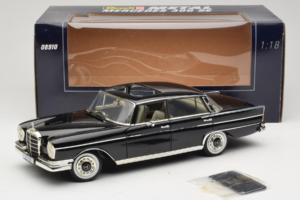 Mercedes 300 SE W112 Black Metallic Revell 1:18 08910 Kovina – slika 8 od 8