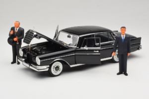 Mercedes 300 SE Črn s Figurami Revell 1:18 09050 Kovina – slika 2 od 9
