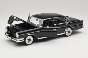 Mercedes 300 SE Črn s Figurami Revell 1:18 09050 Kovina – slika 3 od 9