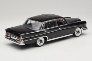 Mercedes 300 SE Črn s Figurami Revell 1:18 09050 Kovina – slika 4 od 9