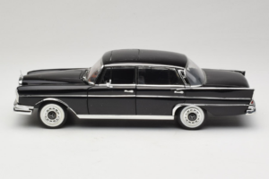 Mercedes 300 SE Črn s Figurami Revell 1:18 09050 Kovina – slika 5 od 9