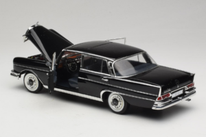 Mercedes 300 SE Črn s Figurami Revell 1:18 09050 Kovina – slika 6 od 9