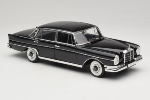 Mercedes 300 SE Črn s Figurami Revell 1:18 09050 Kovina – slika 7 od 9