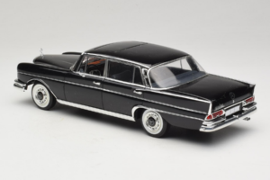 Mercedes 300 SE Črn s Figurami Revell 1:18 09050 Kovina – slika 8 od 9