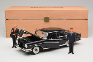 Mercedes 300 SE Črn s Figurami Revell 1:18 09050 Kovina – slika 9 od 9