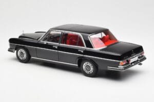 Mercedes 300 SEL 6.3 W109 Črn AUTOart 1:18 76140 Kovina – slika 7 od 8