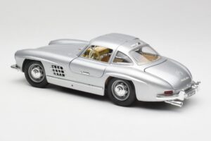 Mercedes 300 SL Srebrn Bburago 1:18 3013 Kovina – slika 7 od 8