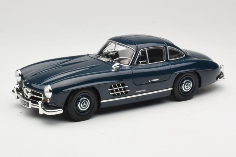 Mercedes 300 SL W198 Gullwing Temno Modra Minichamps 1:18 110037216 Kovina