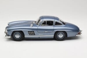 Mercedes 300 SL W198 Gullwing Light Blue Metallic Minichamps 1:18 110037220 Kovina – slika 4 od 8
