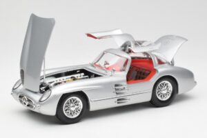 Mercedes 300 SLR Uhlenhaut Coupe Srebrn Maisto 1:18 536898 Kovina – slika 2 od 8