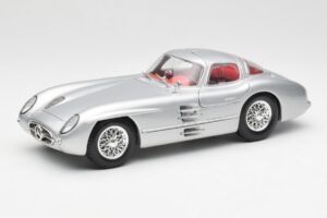 Mercedes 300 SLR Uhlenhaut Coupe Srebrn Maisto 1:18 536898 Kovina