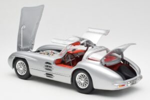Mercedes 300 SLR Uhlenhaut Coupe Srebrn Maisto 1:18 536898 Kovina – slika 5 od 8