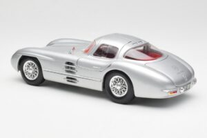 Mercedes 300 SLR Uhlenhaut Coupe Srebrn Maisto 1:18 536898 Kovina – slika 7 od 8