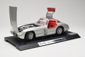 Mercedes 300 SLR Srebrna Revell 1:12 08851 Kovina – slika 2 od 8