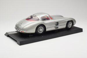 Mercedes 300 SLR Srebrna Revell 1:12 08851 Kovina – slika 3 od 8