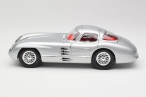 Mercedes 300 SLR Uhlenhaut Coupe Srebrn Maisto 1:18 36898 Kovina – slika 4 od 8