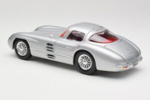 Mercedes 300 SLR Uhlenhaut Coupe Srebrn Maisto 1:18 36898 Kovina – slika 7 od 8