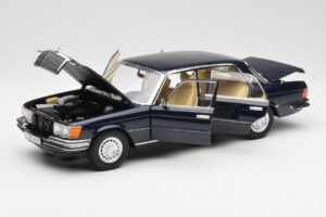 Mercedes 450 SEL 6.9 W116 Temnomodra Revell 1:18 8956 Kovina – slika 2 od 8