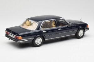 Mercedes 450 SEL 6.9 W116 Temnomodra Revell 1:18 8956 Kovina – slika 3 od 8