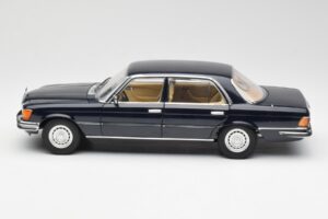 Mercedes 450 SEL 6.9 W116 Temnomodra Revell 1:18 8956 Kovina – slika 4 od 8