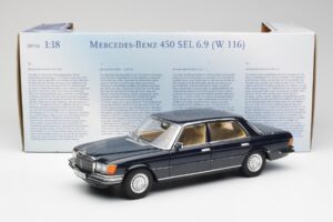 Mercedes 450 SEL 6.9 W116 Temnomodra Revell 1:18 8956 Kovina – slika 8 od 8