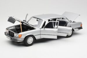 Mercedes 450 SEL 6.9 W116 Srebrna Revell 1:18 8955 Kovina – slika 2 od 8