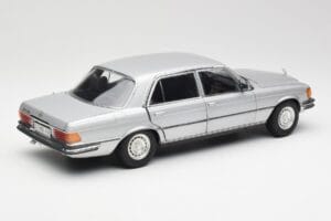 Mercedes 450 SEL 6.9 W116 Srebrna Revell 1:18 8955 Kovina – slika 3 od 8