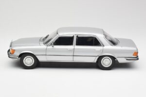 Mercedes 450 SEL 6.9 W116 Srebrna Revell 1:18 8955 Kovina – slika 4 od 8